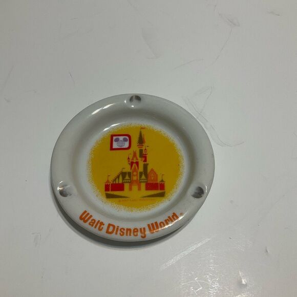 Vintage 80’s Disney Castle Ashtray. No chips. - Picture 6 of 9